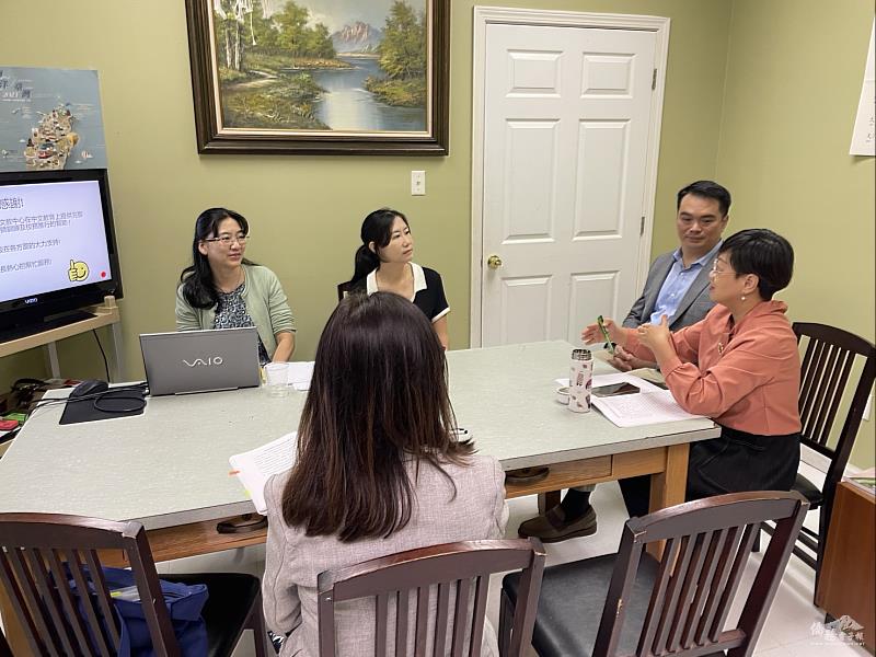 校長林慧宜、副校長關穎儀等人簡報學校現況。