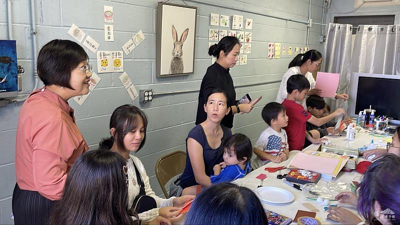 徐佳青一行參觀師生上課情形。