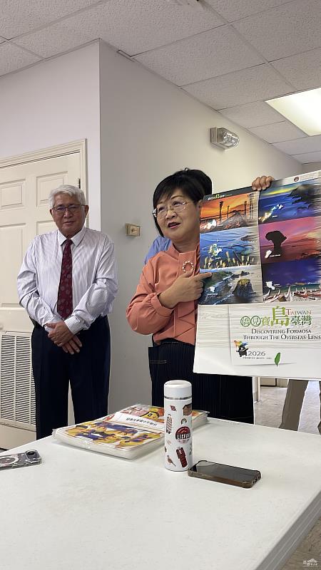 僑委會委員長徐佳青致贈臺灣卿親教職員2026年臺灣島嶼月曆及馬年小提燈籠。