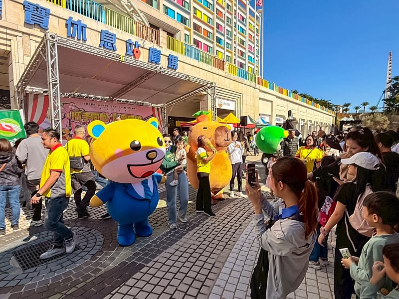 永慶加盟四品牌竹苗區經管會於11月22日舉辦家庭日，逾240間店、超過4千人同仁與眷屬熱情參與，爭相與吉祥物拍照。（永慶房產集團提供）