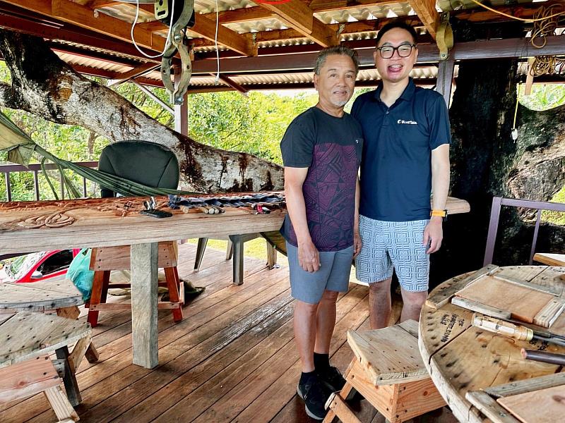 BlueTrend 藍色脈動將應用擴大至帛琉，與當地木雕故事板業者合作，共同推出永續旅遊行程，希望透過AI Ocean生成式AI的訓練，引導民眾在旅遊過程中更加了解當地文化 。