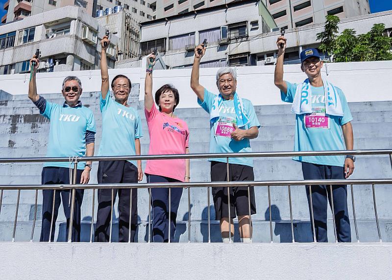 淡江董事信邦電子董事長王紹新校友（左起）、葛煥昭校長、張家宜董事長、世界校友聯合會陳進財總會長、系所友會聯合總會孫瑞隆創會會長共同為活動鳴槍。（圖／淡江大學提供）