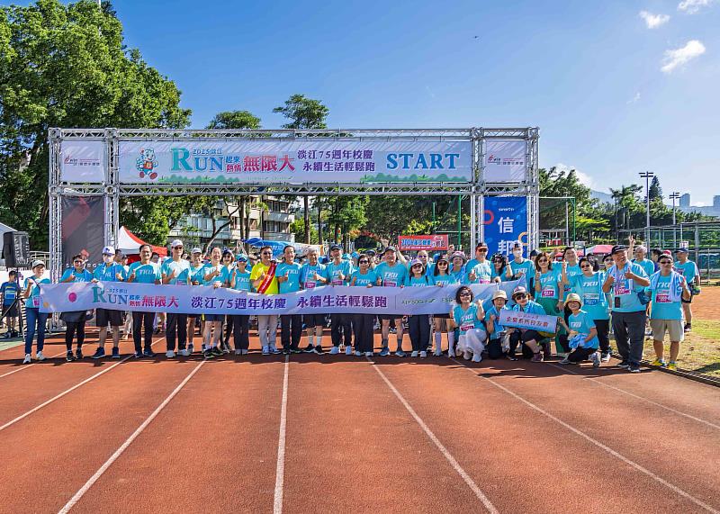 淡江大學校園路跑活動於11月23日在淡水校園熱鬧展開，葛煥昭校長（前排左9）在起跑前與選手合影。（圖／淡江大學提供）