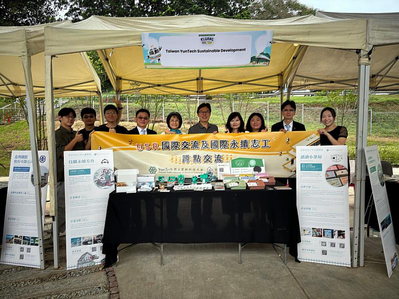 雲科大與台灣代表團於市集攤位合影。