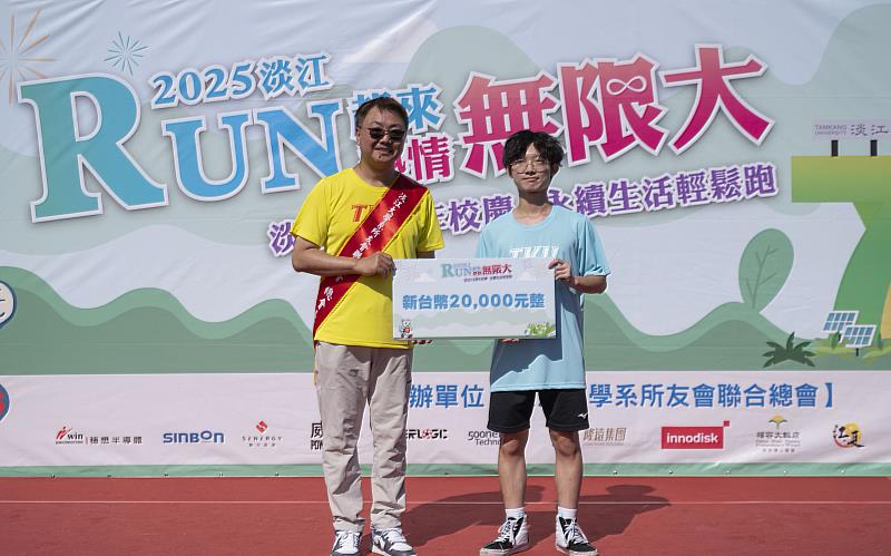 系所友會聯合總會蘇志仁總會長（左）頒發摸彩活動最大獎2萬元予中獎者。（圖／淡江大學提供）