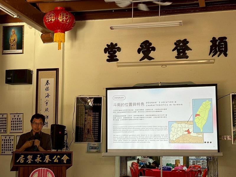 數媒系張文山教師代表發表專題演講，分享USR計畫在社區再生與跨域合作的實踐經驗。