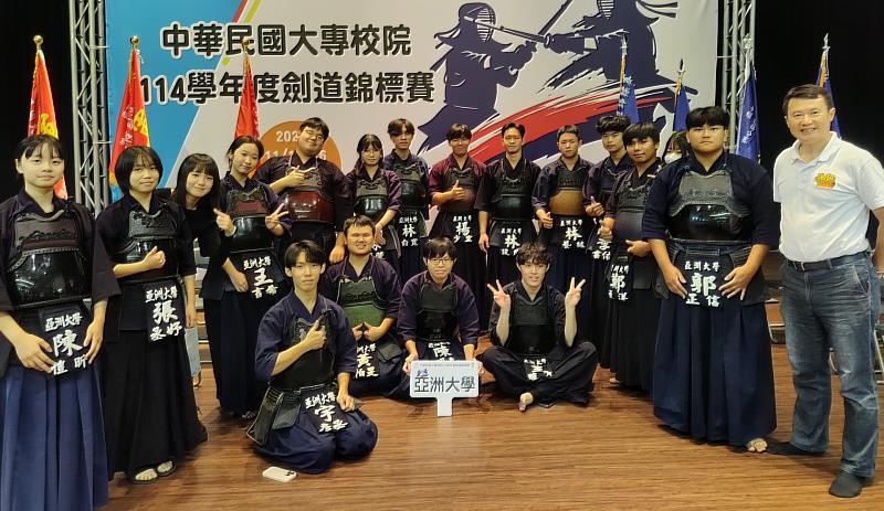 亞大劍道校隊教練龍希文（右1）與參與「全國大專校院劍道錦標賽」同學合影。