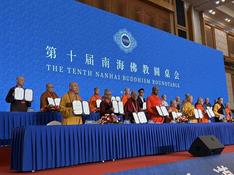 29個國家、地區共同簽署《南海佛教圓桌會倡議書》。（靈鷲山佛教教團提供）