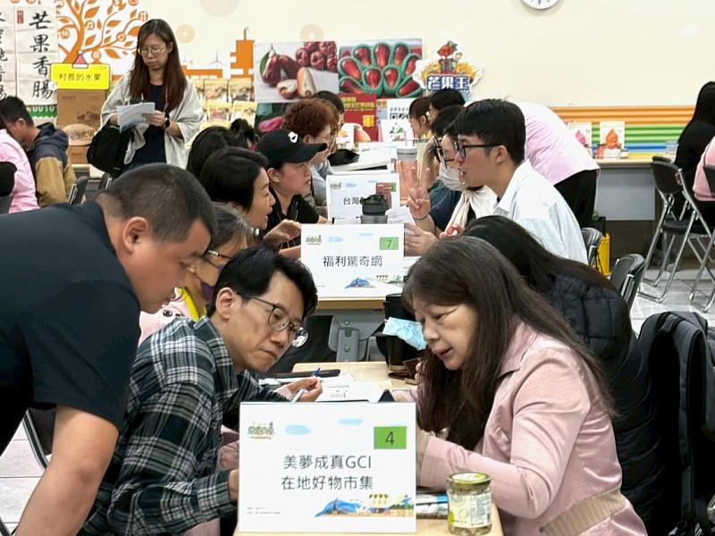 從頭到尾都坐滿洽談中的電農。