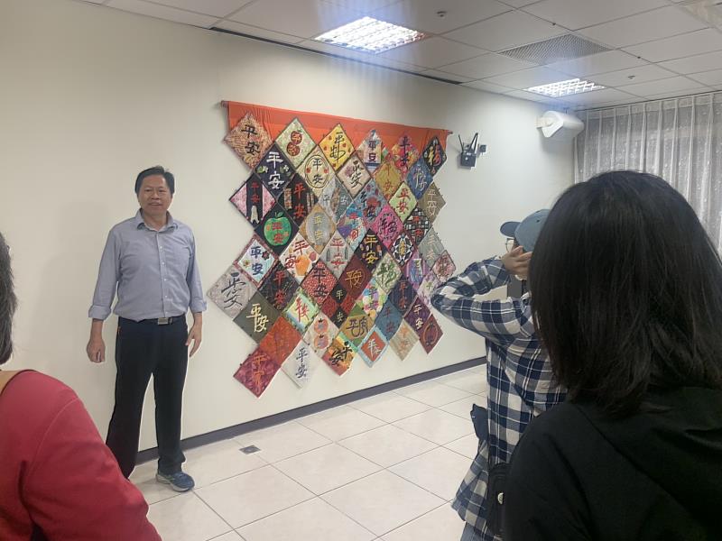 社工柯遜逸先生介紹來自全國52塊「平安」拼布，象徵周周平安。