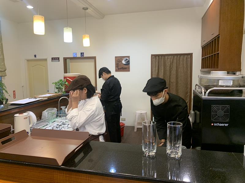  THE ＨOPE CAFE 工作區內大家各司其職。