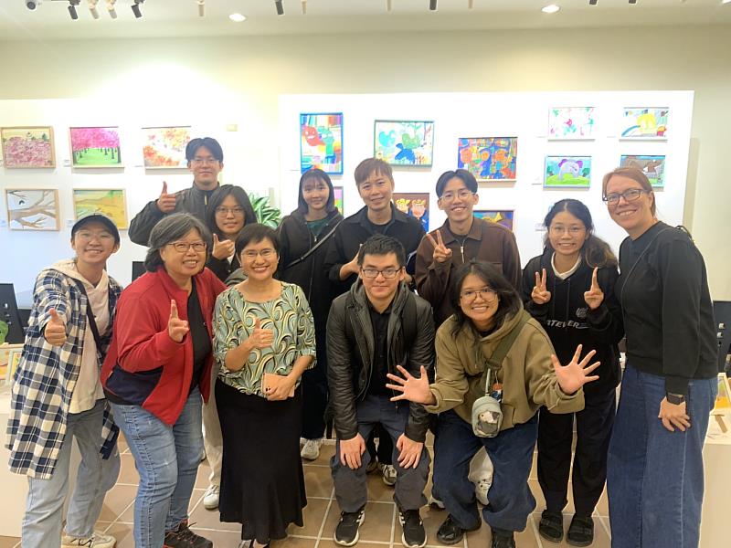 大合照，第1排右1為董事長吳憫文宣教士，左3為院長戴孟蓁女士。