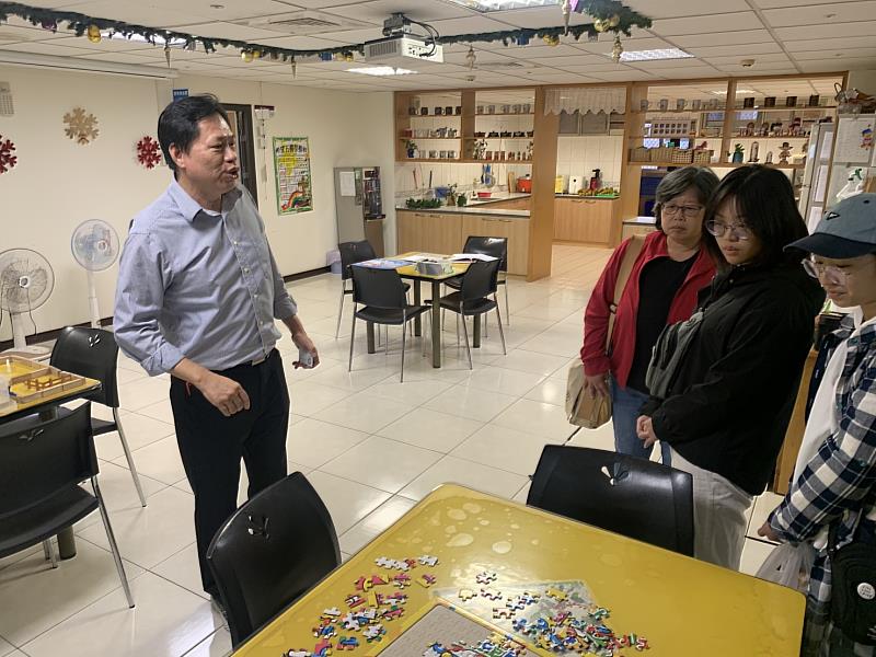 柯遜逸社工介紹院生家庭式住宿環境與日常娛樂。