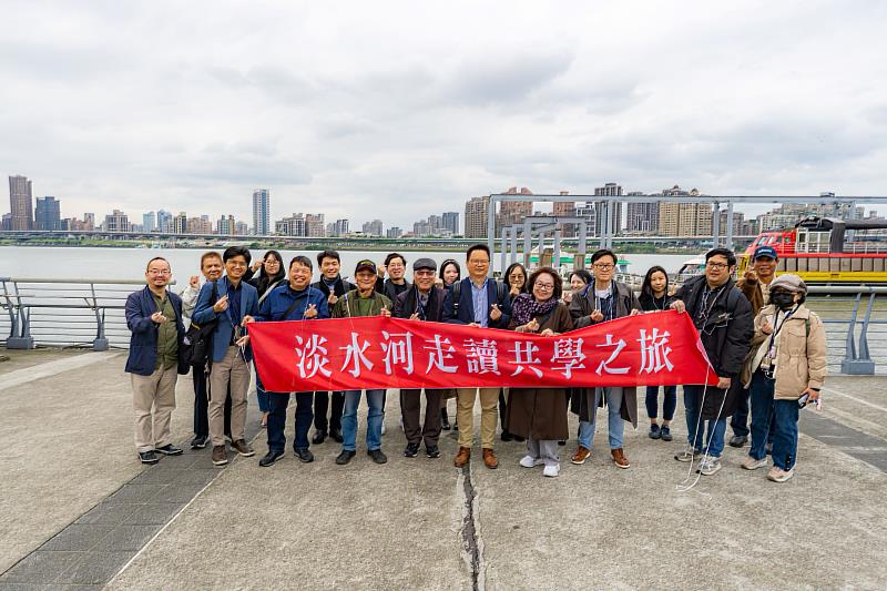 流域水圳基金會籌備處以三重忠孝碼頭、大稻埕碼頭及淡水河口為場域，進行籌備以來第一場淡水河流域走讀共學之旅。