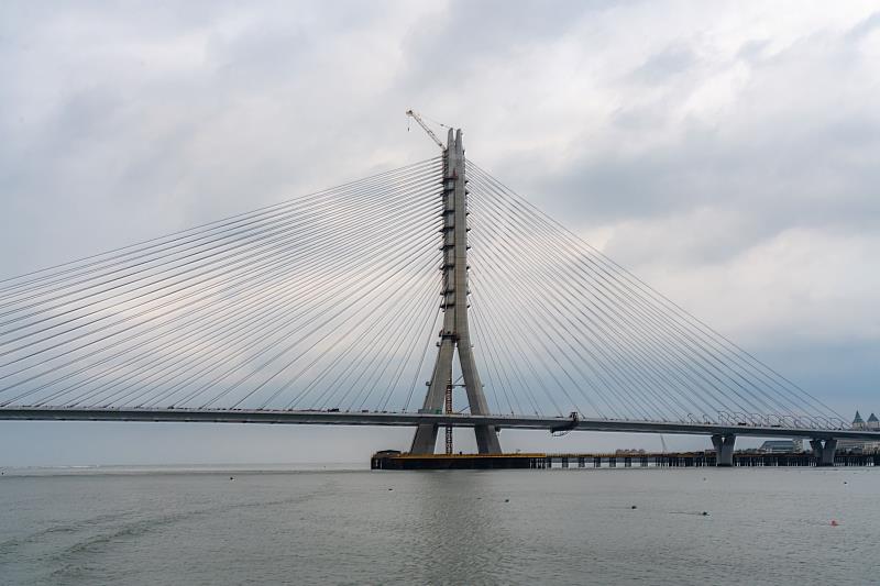 世界最大的單塔不對稱斜張橋「淡江大橋」矗立於淡水河口。