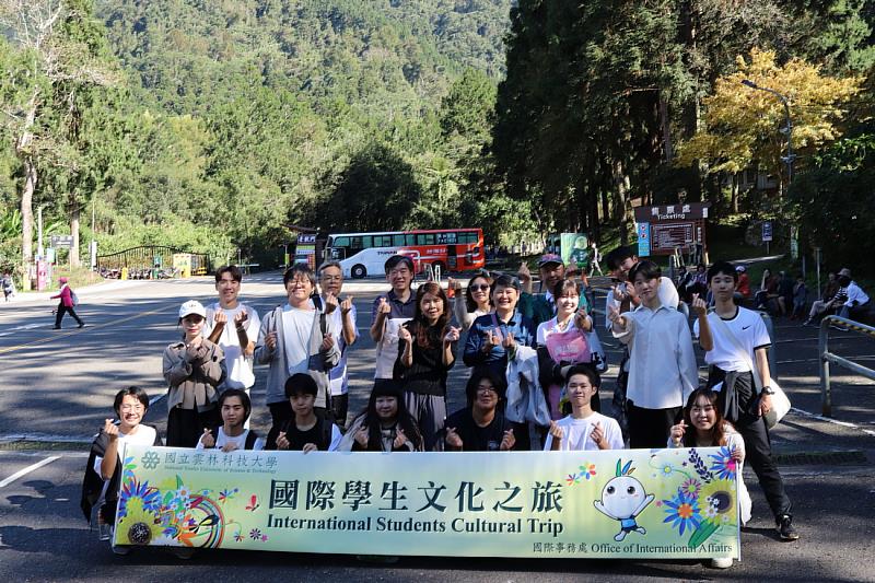 教師與學生的大合照