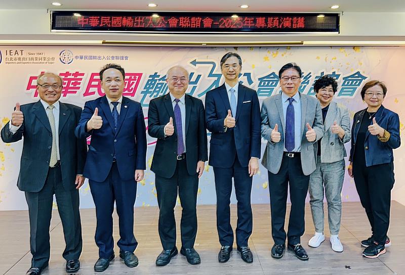 輸出入公會聯誼會會長黃教漳（中）、主講人台大醫學院院長吳明賢（左3）、桃園市進出口公會理事長莊堯安（左2）、IEAT秘書長黃文榮（左1)、IEAT顧問顏國基（右3）、台灣省進出口商業同業公會聯合會秘書長賴明瑛（右2）、新北市進出口商業同業公會秘書長游秀玟合影（右1）。