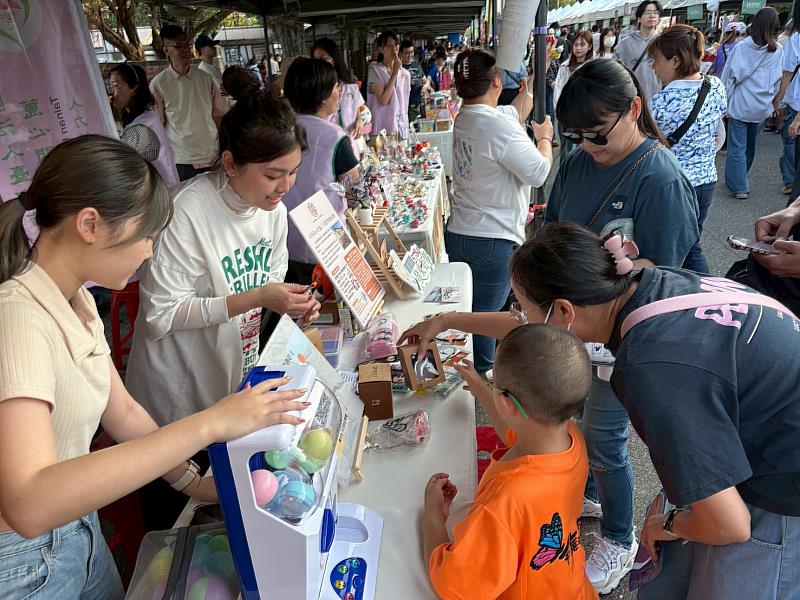 「Lemon Sugar」成員向民眾推廣友善生活理念。