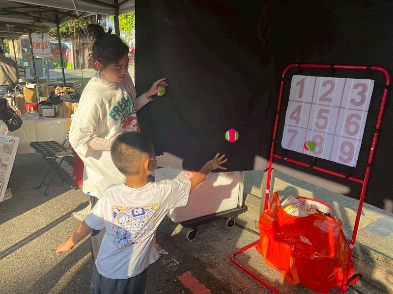 「Lemon Sugar」成員與小朋友互動玩「5784 愛心碼認識遊戲」。