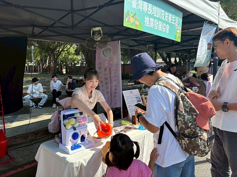 「Lemon Sugar」成員引導民眾進行打卡填問卷任務。