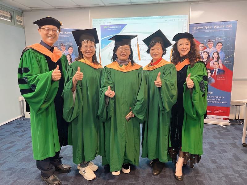 機械與能源工程研究所李燕瑟博士生（中）於國際研討會中發表論文。