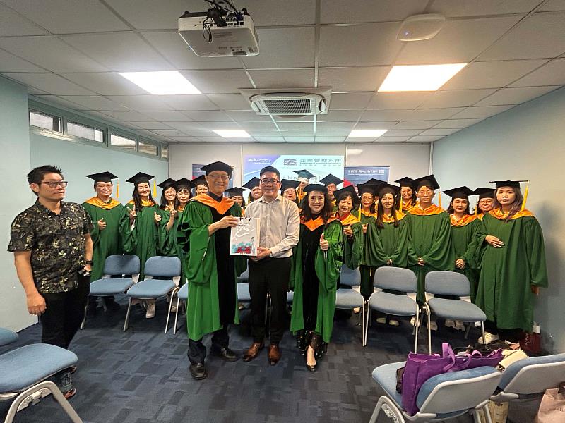 房管所所長黃幹忠（前排左）、林伶瑾副教授（前排右）共同將學校紀念品贈予新加坡義安理工學院董志偉（Jason Dong Tang）永續執行長（前排中）。