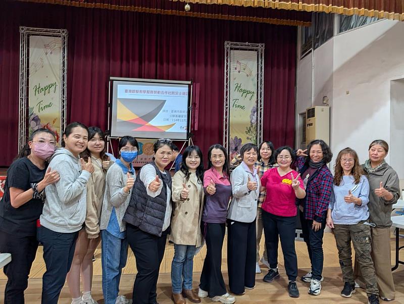 樂活學程進修部學生與內政部劉世芳部長（前排右5）合影。