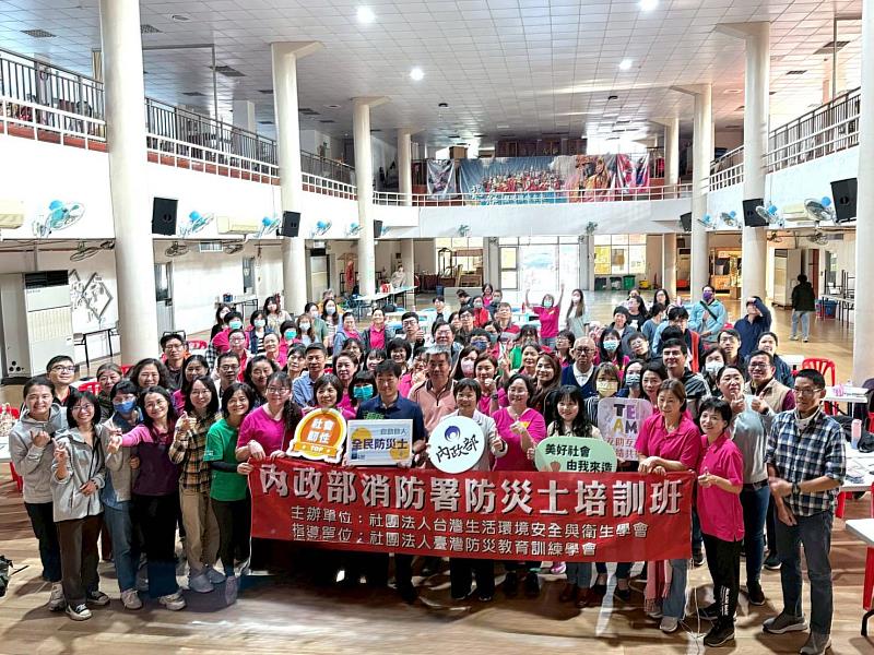 樂活學程16位學生參與「防災士培訓」課程，全體合影。