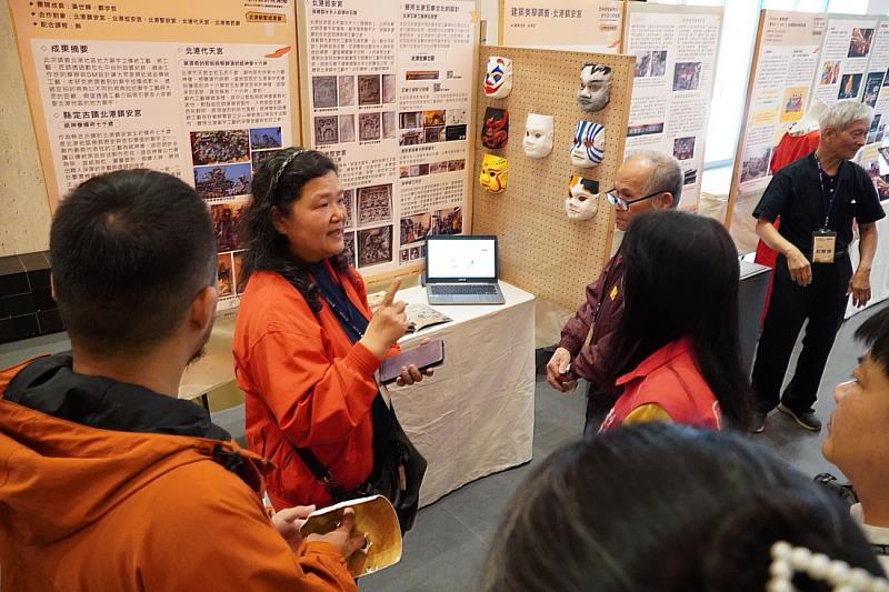 卜雅涵老師分享文化知識。