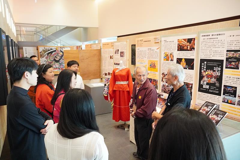 蔡信捧主委與紀雅博老師共同分享文化知識。