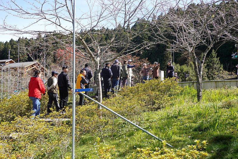 公園展區的微建築裝置，運用四角標桿及想像空間手法，重建聚落的過往面貌。