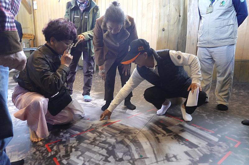 居民熱烈討論從前沼平聚落房屋設施的位置，喚起過往記憶。