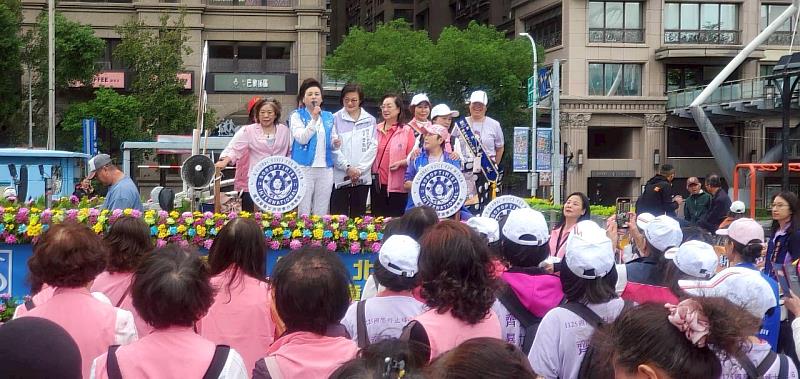 國際蘭馨交流協會成員響應反暴力街頭行動，呼籲民眾如發現危險跡象，要勇於通報、尋求支援。