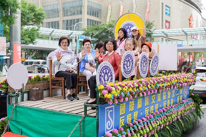 反暴力行動車隊自板橋第一體育場出發，沿途穿梭板橋鬧區，社會局長李美珍（左1）及副局長許秀能（紅衣者）共同呼籲「暴力零容忍」。