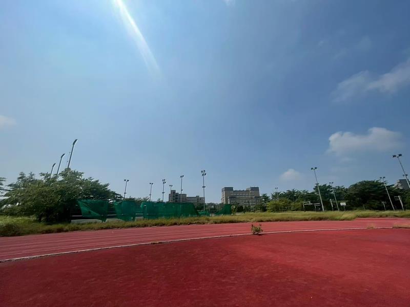 操場棒球場擬規劃設置運動設施，或作為社區共享綠地與親子活動區。