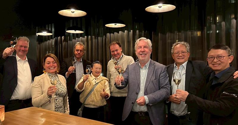 滙嘉健康於阿姆斯特丹舉辦小型產業交流晚宴，邀請6家荷蘭企業及創投參與。與會人士一起合影。