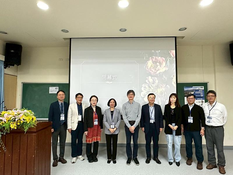 11月21日研討會開幕式，與會貴賓與郭副校長、許副院長合影。