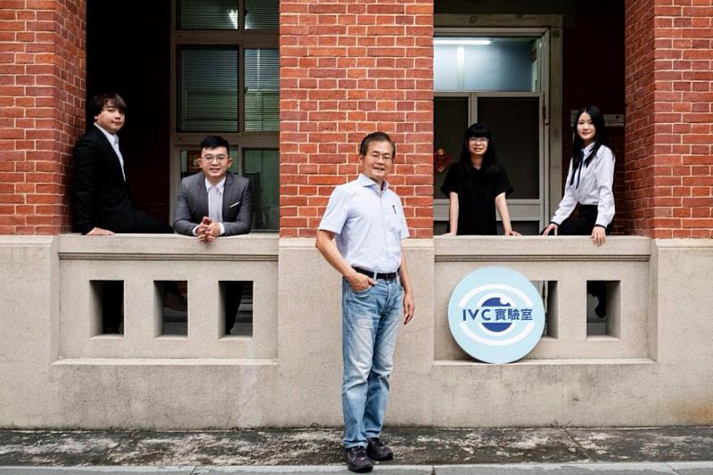 資訊工程學系李建樹教授帶領IVC實驗室研發AI系統，體現南大以科技回應弱勢與公共安全需求的使命。（照片來源：數位發展部）