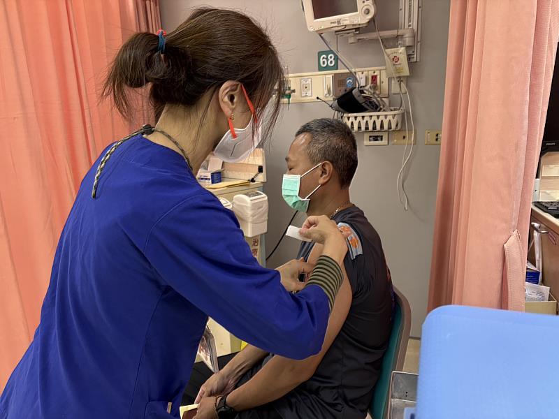 竹市特搜隊與馬偕醫院合作施打破傷風疫苗。