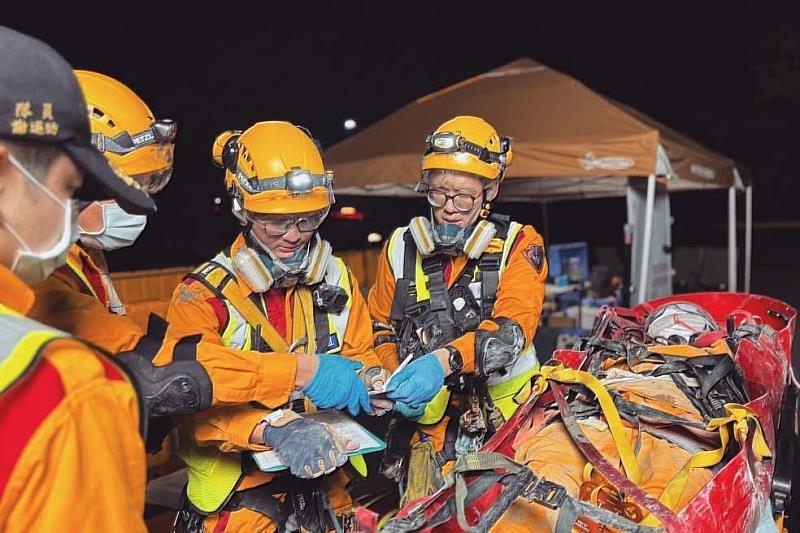 新竹馬偕紀念醫院主治醫師許智鈞（右2）為特種搜救隊伍「醫療組」成員，與竹市特搜隊合作施打破傷風疫苗。