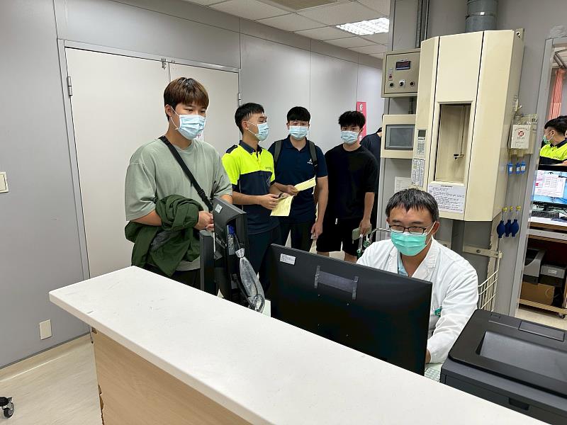 新竹馬偕紀念醫院急診室主任陳德里（右1）與消防局救災救護團隊協作關係密切。