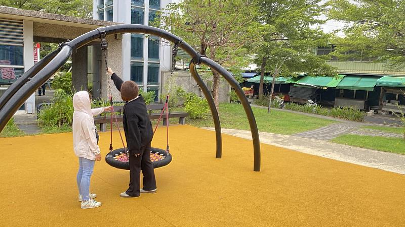 檢視蜘蛛網型盪鞦韆連結裝置封閉是否得當。