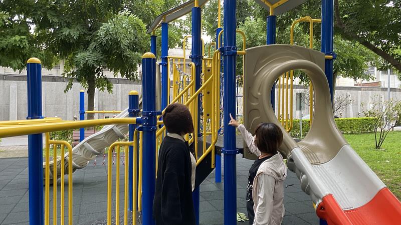 檢視墜落高度150公分處建議採用4公分以上地墊。