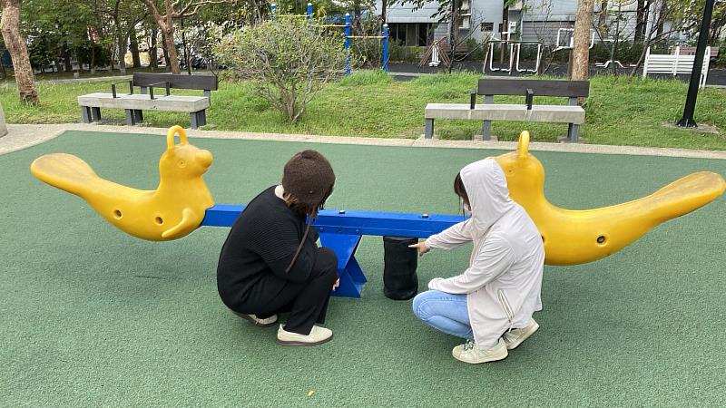 檢視搖搖樂搖擺元件間開口狀態。