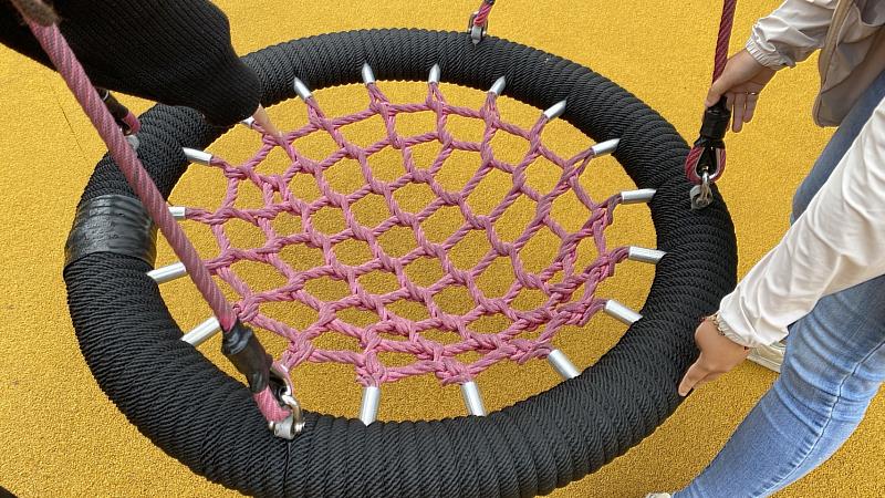 檢視溜滑梯滑出端邊緣應為圓形或弧形。