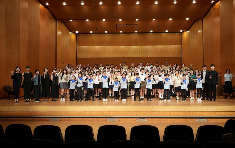 新竹市立混聲合唱團35週年音樂會合影。