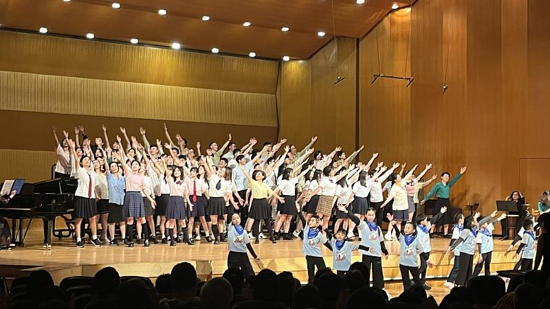 新竹市立混聲合唱團35週年音樂會演出照。