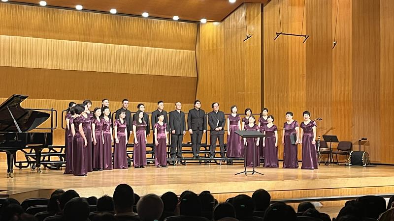 新竹市立混聲合唱團35週年音樂會演出照。