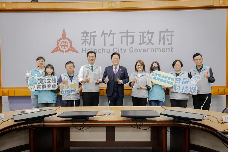 代理市長邱臣遠與團隊合影留念。