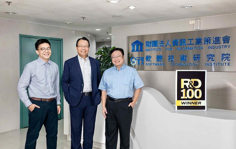 在經濟部產業技術司科技專案的支持下，資策會軟體院研發的「視界安全智駕系統」以提供全方位防護技術，榮獲素有研發界奧斯卡獎之稱的「全球百大科技研發獎」，圖為資策會軟體院院長蒙以亨（中）與研發團隊資策會軟體院主任朱柏嘉（右）、資策會軟體院組長劉暐辰（左）合影。